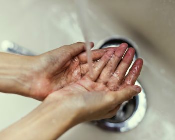 Händer som tvättas under rinnande vatten