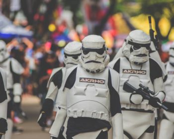 Personer som cosplayar stormtroopers från Star Wars