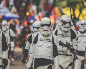 Bild: Personer som cosplayar Stormtroopers från Star Wars